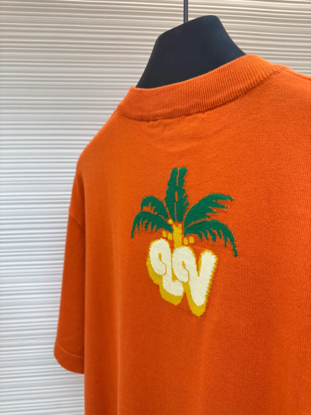 LOUIS VUITTON coconut woolen short sleeves ●Authentic product: 9000 purchased and developed ●Item number: 1680399-A65 ●Fabric: combed cotton fabric ●Technology: woolen fabric ●Version: fitted version ●Weight: about 265 grams ●Size: XS-S-M-L ●Description: The yarn is 2/40 count 100% combed cotton, and all colors are set-dyed. Since this set of yarn is bobbin dyed, the dyeing time is long; the weaving piece is a 14-needle German STOLL machine, and the weaving time is 135 minutes per piece. Since the front and back pieces are made of local jacquard hanging wool, a lot of floating threads will be produced when weaving the piece. The floating thread needs to be slowly pulled out later and the thread ends are hooked up, which is more time-consuming; the sewing disc is stitched with a 20-needle disc. The overall wiring is straight and delicate, the fabric is comfortable and soft, and the color is consistent without color difference. It can be matched with the same style to create a fashionable look and control various occasions. Customized accessories, complete with three standards, same style for men and women!